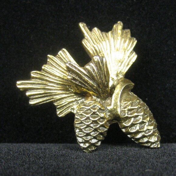 Pinecone Brooch 1 in Metal Pin Vintage 1970 Goldtone Christmas Winter Snow - Picture 2 of 4